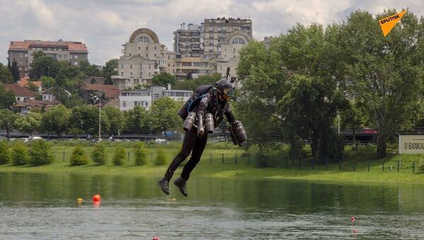 Железный человек есть! Британец изобрел костюм, в котором можно летать. Видео - Sputnik Кыргызстан