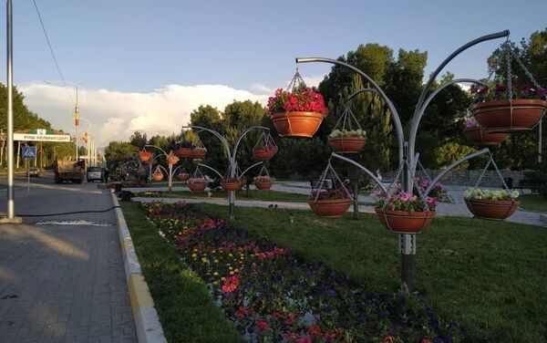 В Бишкеке появились железные конструкции с цветочными горшками, напоминающие вешалки - Sputnik Кыргызстан