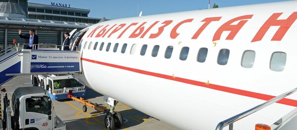 Учакка отуруп жаткан президент Сооронбай Жээнбеков. Архив Учакка отуруп жаткан президент Сооронбай Жээнбеков. Архив - Sputnik Кыргызстан