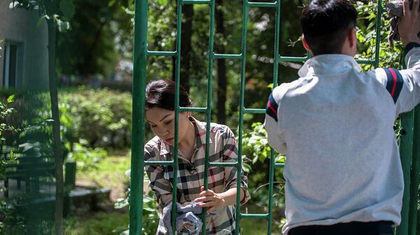Депутат Сурабалдиева красила ворота. Что ее смутило — видеопроект Слуга народа - Sputnik Кыргызстан