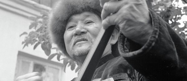 Залкар төкмө акын, комузчу, обончу, дастанчы, эл артисти Алымкул Үсөнбаев. Архив - Sputnik Кыргызстан