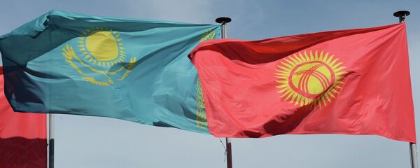 Флаги стран Казахстана и Кыргызстана. Архивное фото - Sputnik Кыргызстан