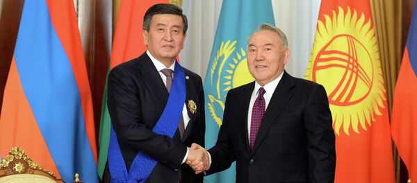 Елбасы Нурсултан Назарбаев Кыргызстандын президенти Сооронбай Жээнбековду Казакстандын биринчи президентинин ордени менен сыйлады. - Sputnik Кыргызстан