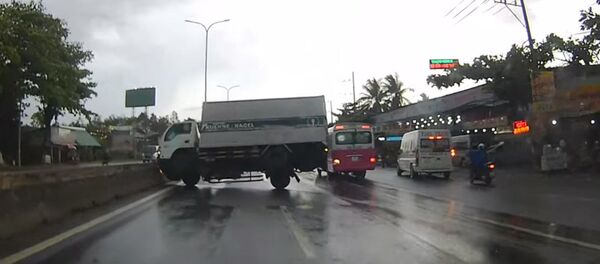Очень везучий водитель попал на видео во Вьетнаме — избежал ДТП - Sputnik Кыргызстан