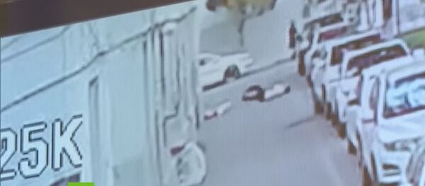 Прохожий поймал упавшего с пятого этажа ребенка — шокирующее видео Прохожий поймал упавшего с пятого этажа ребенка — шокирующее видео - Sputnik Кыргызстан