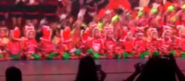 В Китае сотни детей провалились под сцену, один погиб — шокирующее видео В Китае сотни детей провалились под сцену, один погиб — шокирующее видео - Sputnik Кыргызстан