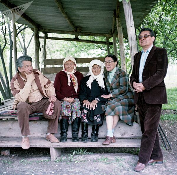 На этом снимке писатель Чингиз Айтматов запечатлен вместе с общественным деятелем Шаршенаалы Усубалиевым, его матерью и супругой - Sputnik Кыргызстан