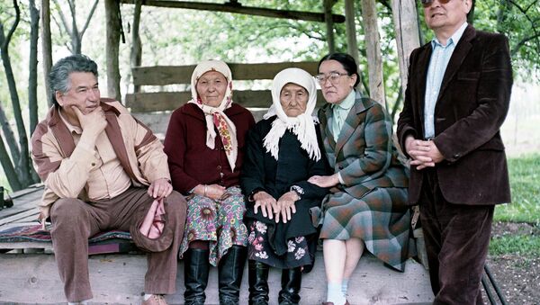 На этом снимке писатель Чингиз Айтматов запечатлен вместе с общественным деятелем Шаршенаалы Усубалиевым, его матерью и супругой - Sputnik Кыргызстан