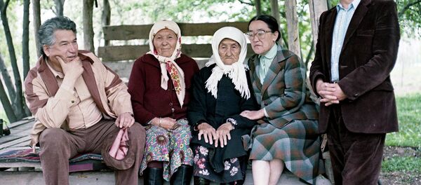 На этом снимке писатель Чингиз Айтматов запечатлен вместе с общественным деятелем Шаршенаалы Усубалиевым, его матерью и супругой - Sputnik Кыргызстан