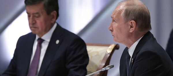 Глава РФ Владимир Путин и президент КР Сооронбай Жээнбеков во время заседания Высшего Евразийского экономического совета в Нур-Султане - Sputnik Кыргызстан