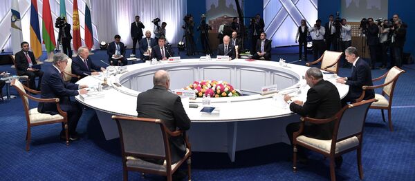 Президент РФ В. Путин принимает участие в заседании Высшего Евразийского экономического совета Президент РФ В. Путин принимает участие в заседании Высшего Евразийского экономического совета - Sputnik Кыргызстан