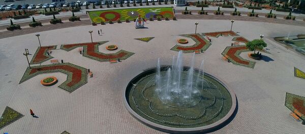 Вы не узнаете площадь Ала-Тоо! 50 эжешек создали невероятную красоту. Видео - Sputnik Кыргызстан