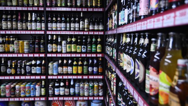 Бутылки с пивом в магазине сети в городе. Архивное фото - Sputnik Кыргызстан