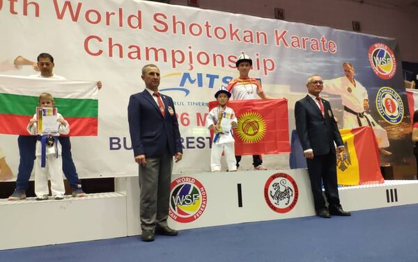 Ош шаарынын спортчулары каратэ боюнча эки башка дүйнөлүк чемпионаттан 20 медалга ээ болушту - Sputnik Кыргызстан