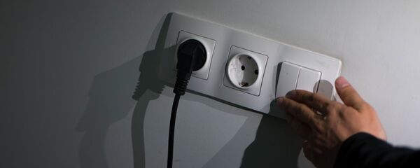 Киши жарыкты күйгүзүп жатат. Архив - Sputnik Кыргызстан