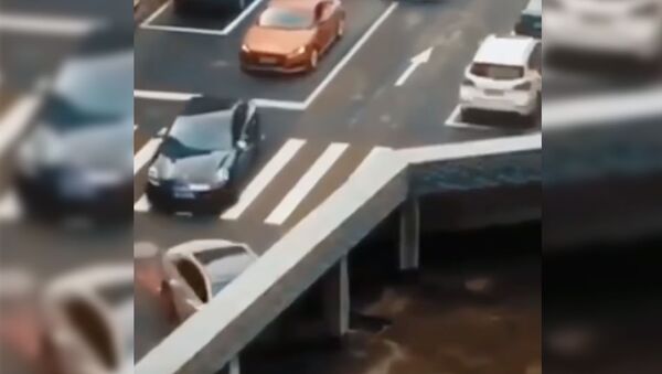 Оптическая иллюзия с исчезающими авто на дороге озадачила соцсети. Видео - Sputnik Кыргызстан