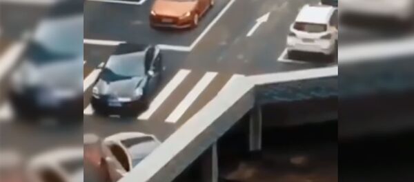 Оптическая иллюзия с исчезающими авто на дороге озадачила соцсети. Видео - Sputnik Кыргызстан