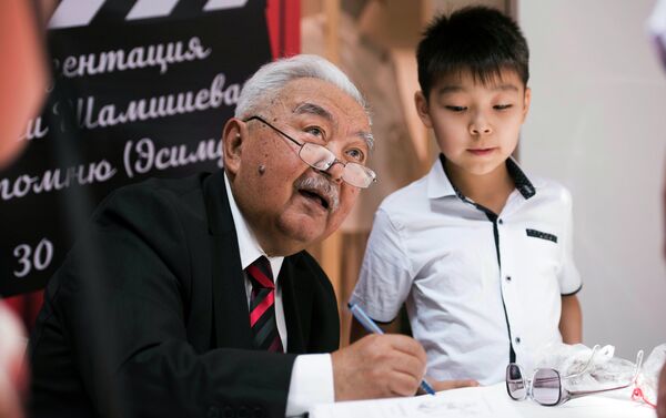 Мероприятие прошло в одном из торговых центров столицы с участием известных политиков, общественных деятелей и жителей Бишкека. - Sputnik Кыргызстан