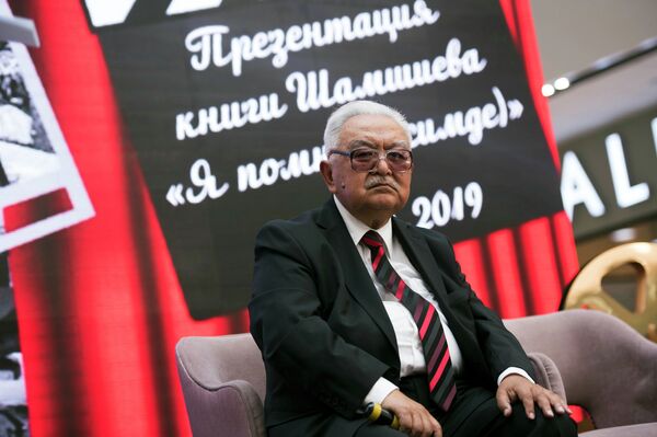 По словам Шамшиева, новый роман не является книгой в привычном понимании. - Sputnik Кыргызстан