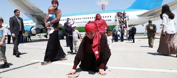Возвращение на родину граждан Узбекистана у из зоны вооруженных конфликтов на Ближнем Востоке Возвращение на родину граждан Узбекистана у из зоны вооруженных конфликтов на Ближнем Востоке - Sputnik Кыргызстан