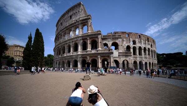 Туристы делают фотографии Колизея в Риме - Sputnik Кыргызстан