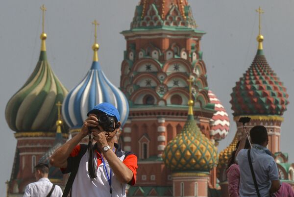Турист фотографирует на Красной площади в Москве - Sputnik Кыргызстан