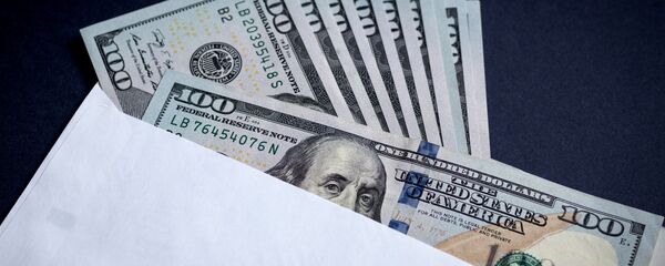 Долларлар менен конверт. Архив - Sputnik Кыргызстан