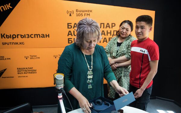 После записи руководитель информационного агентства и радио Sputnik Кыргызстан Елена Череменина вручила ему подарок — беспроводные наушники - Sputnik Кыргызстан