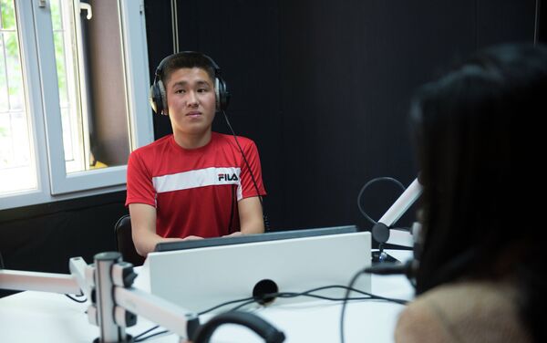 В преддверии Международного дня защиты детей информационное агентство и радио Sputnik Кыргызстан пригласило к себе 17-летнего Дастана Камчыбекова, который мечтал оказаться в радиостудии в качестве ведущего - Sputnik Кыргызстан
