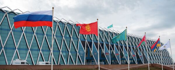 Флаги Кыргызстана, России, Казахстана, Белоруссии, Армении у Дворца Независимости в Нур-Султане. Архивнео фото - Sputnik Кыргызстан