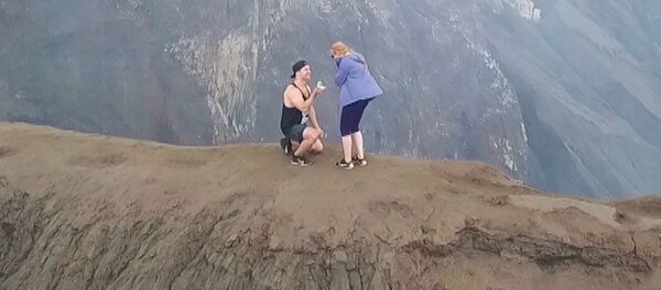 Парень сделал девушке предложение в необычном месте — видео с дрона - Sputnik Кыргызстан