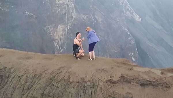 Парень сделал девушке предложение в необычном месте — видео с дрона - Sputnik Кыргызстан
