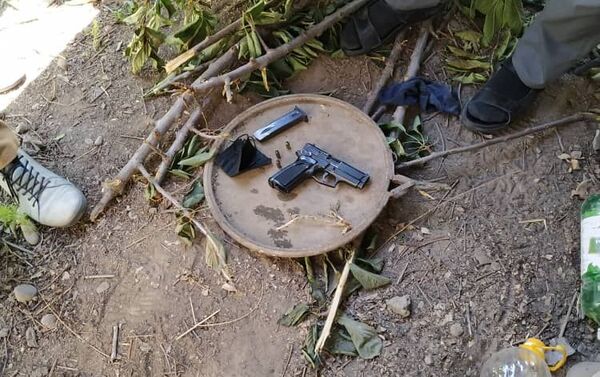 При обыске у мужчины обнаружили пистолет калибра 9 миллиметров, магазин с пулями и три патрона. - Sputnik Кыргызстан