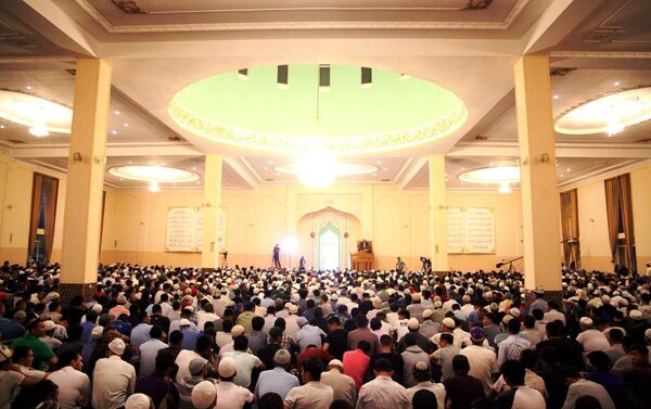 Мусульмане собрались во всех 76 мечетях города. - Sputnik Кыргызстан