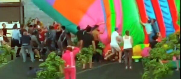 Казакстанда шамал батутту учуруп балдарды басып калды. Видео - Sputnik Кыргызстан