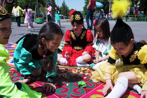 Празднование международного дня защиты детей в Бишкеке - Sputnik Кыргызстан