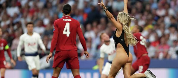 Американская модель Кинси Волански на футбольном поле во время финала Лиги чемпионов сезона 2018/2019 между английскими клубами Тоттенхэм и Ливерпуль - Sputnik Кыргызстан