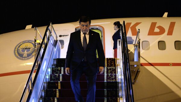 Президент КР Сооронбай Жээнбеков спускается с трапа самолета. Архивное фото - Sputnik Кыргызстан