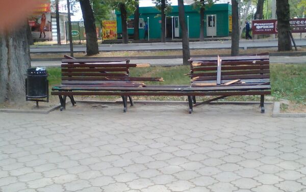 Общественность узнала о поломке в воскресенье, 2 мая, когда один из участников Telegram-группы Бишкек сегодня поделился фотографией скамейки - Sputnik Кыргызстан