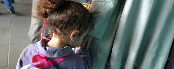 Девочка держит руку матери. Архивное фото - Sputnik Кыргызстан