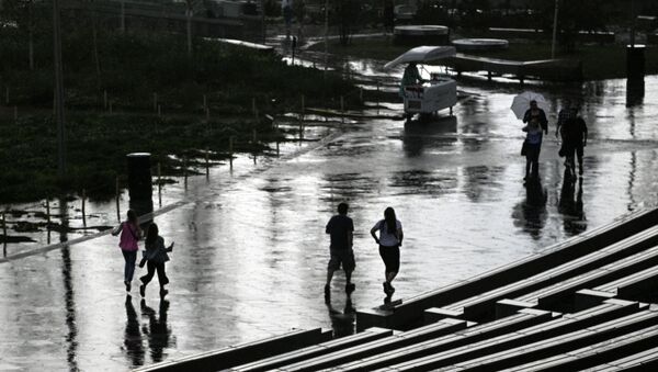 Люди идут по улице во время дождя. Архивное фото - Sputnik Кыргызстан