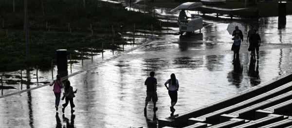 Прохожие во время дождя. Архивное фото - Sputnik Кыргызстан