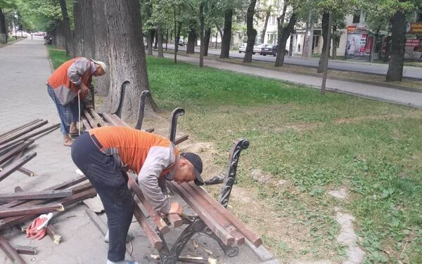 Сотрудники Тазалыка выехали ремонтировать скамейку сразу после публикации фото и завершили работу примерно через два часа. - Sputnik Кыргызстан