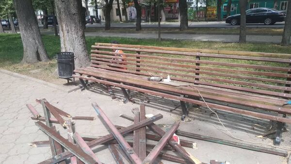 Сотрудники МП Тазалык чинят сломанную скамейку на проспекте Молодой Гвардии в Бишкеке - Sputnik Кыргызстан