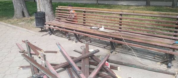 Сотрудники муниципального предприятия Тазалык починили сломанную скамью на проспекте Молодой Гвардии Сотрудники муниципального предприятия Тазалык починили сломанную скамью на проспекте Молодой Гвардии - Sputnik Кыргызстан