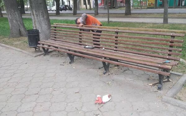 Сотрудники муниципального предприятия Тазалык починили сломанную скамью на проспекте Молодой Гвардии - Sputnik Кыргызстан