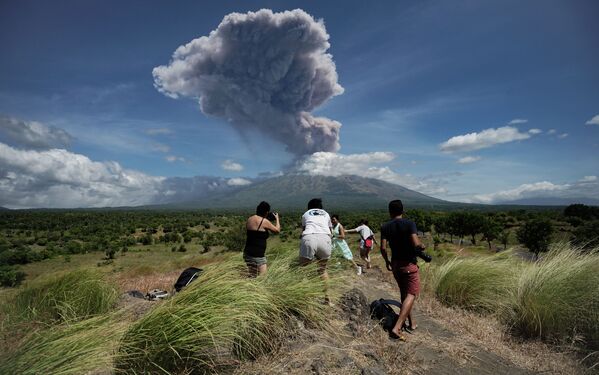 Извержение вулкана Агунг в Индонезии - Sputnik Кыргызстан