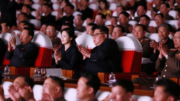 Лидер Северной Кореи Ким Чен Ын на концерте подразделений корейской народной армии. 2 июня 2019 года - Sputnik Кыргызстан