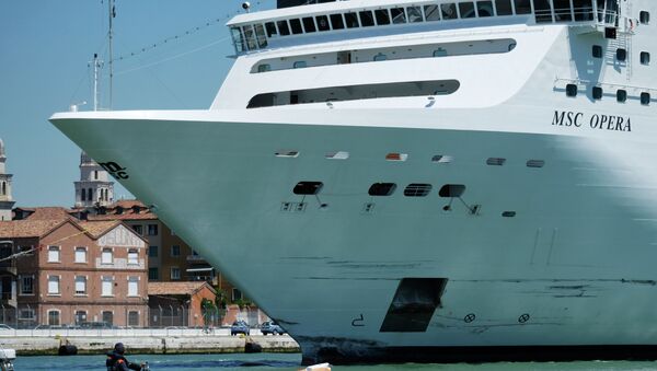 Круизный лайнер MSC Opera после крушения в доке Сан-Базилио в Венеции, Италия, 2 июня 2019 года - Sputnik Кыргызстан