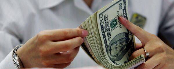 Сотрудница банка пересчитывает доллары США. Архивное фото - Sputnik Кыргызстан